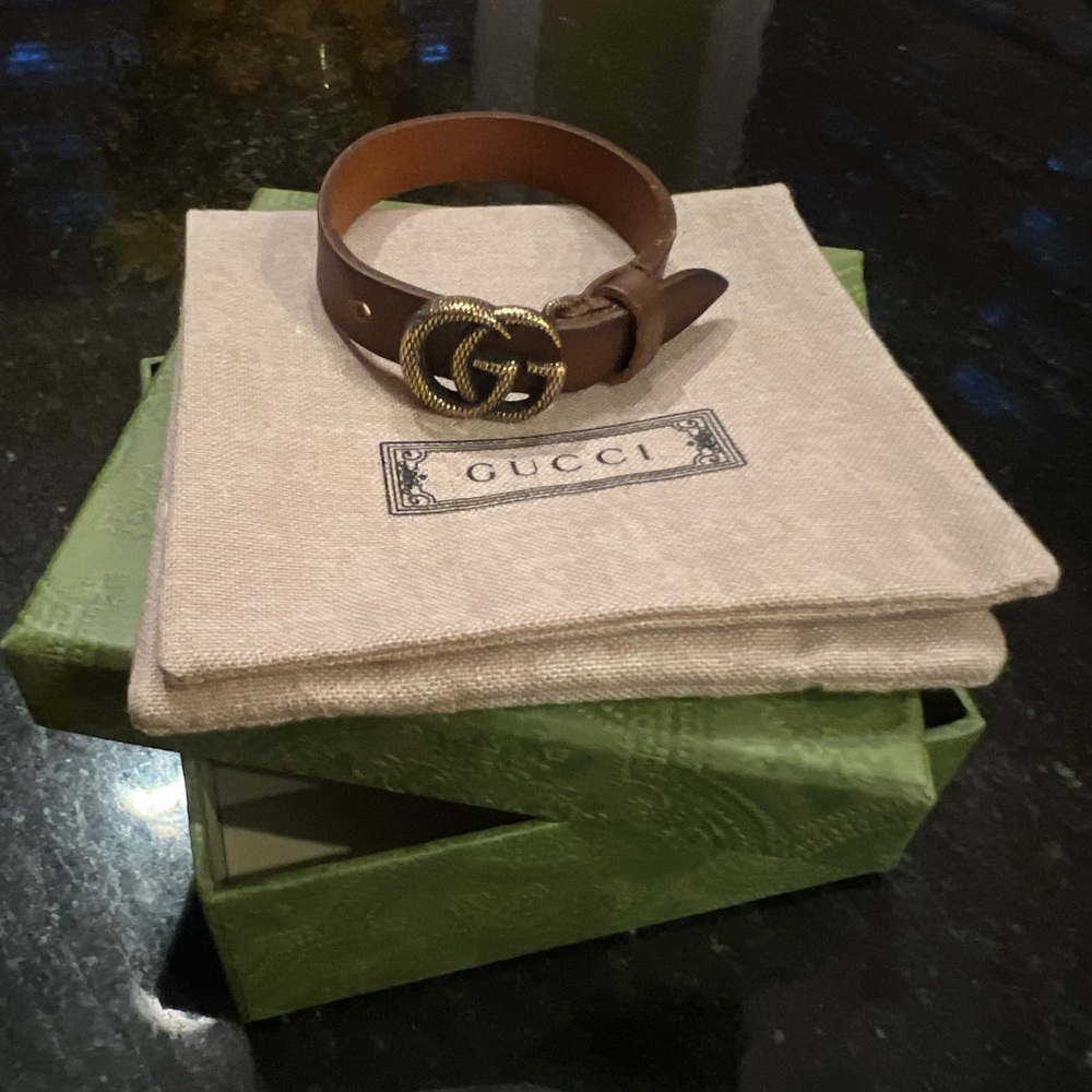 Engraved double G leather bracelet